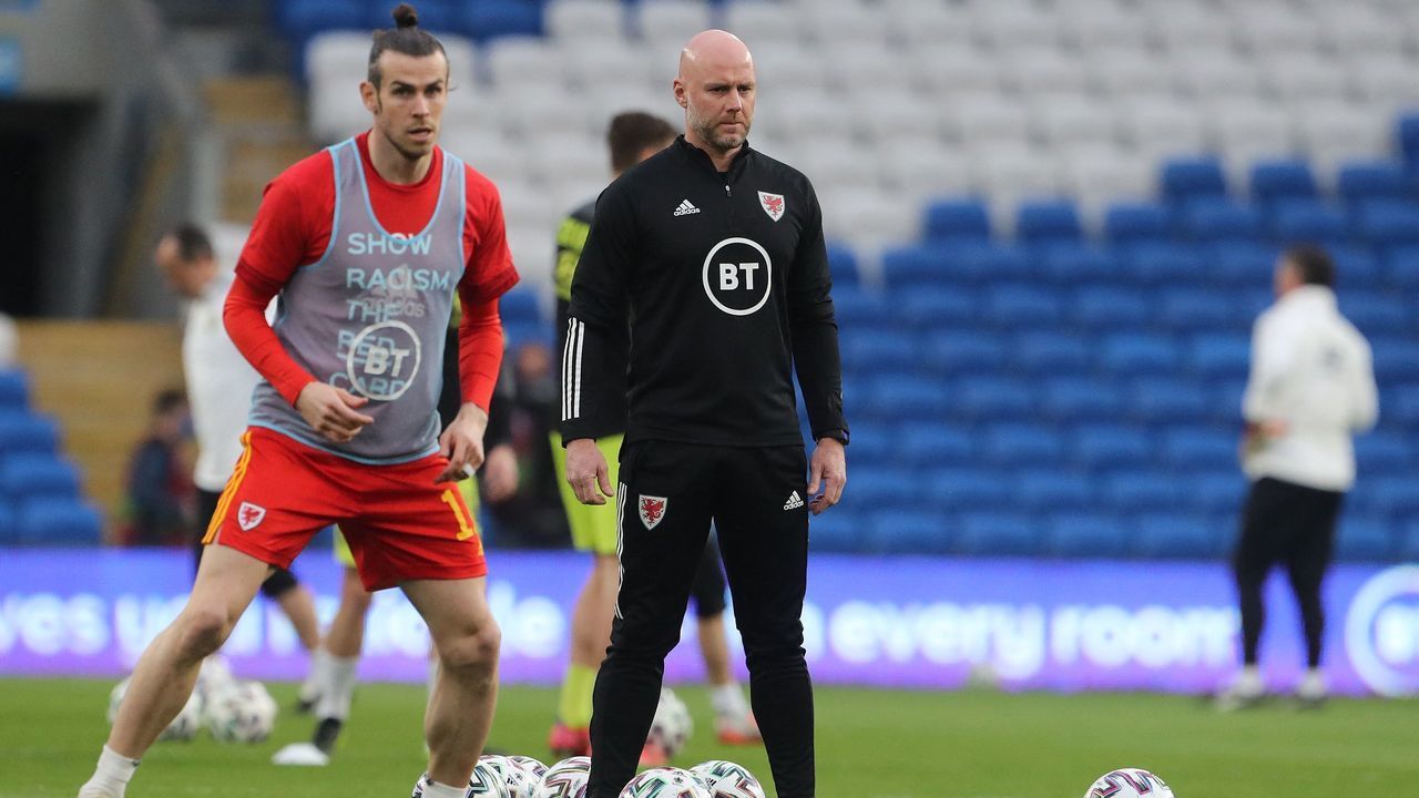Wales' interim head coach Rob Page (R) watches as Wales' midfielder Gareth Bale warms up ahead of the FIFA World Cup Qatar 2022 qualification football match between Wales and Czech Republic at Cardiff City Stadium in Cardiff on March 30, 2021.
