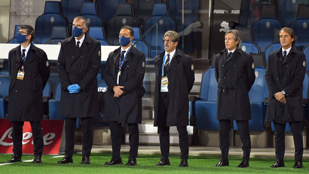BERGAMO, ITALY - OCTOBER 14: Roberto Mancini (R) head coach of Italy with his staff during the UEFA Nations League group stage match between Italy and Netherlands at Stadio Atleti Azzurri d'Italia on October 14, 2020 in Bergamo, Italy.