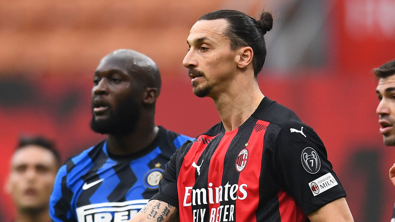 MILAN, ITALY - FEBRUARY 21: Romelu Lukaku of FC Internazionale competes for the ball with Zlatan Ibrahimovic of AC Milan during the Serie A match between AC Milan and FC Internazionale at Stadio Giuseppe Meazza on February 21, 2021 in Milan, Italy.