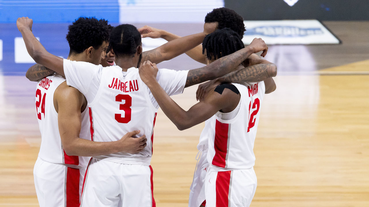 INDIANAPOLIS, IN - MARCH 29: Houston Cougar players huddle late in the game against the Oregon State Beavers in the Elite Eight round of the 2021 NCAA Division I Men's Basketball Tournament held at Lucas Oil Stadium on March 29, 2021 in Indianapolis, Indiana.