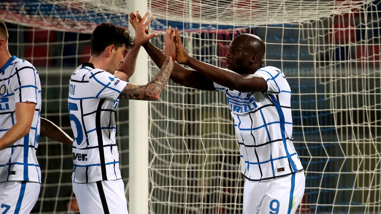 BOLOGNA, ITALY - APRIL 03: Romelu Lukaku of FC Internazionale celebrates with his team mates Alessandro Bastoni after scoring his goal ,during the Serie A match between Bologna FC and FC Internazionale at Stadio Renato Dall'Ara on April 3, 2021 in Bologna, Italy.