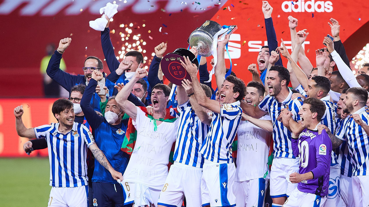 SEVILLE, SPAIN - APRIL 03: Mikel Oyarzabal of Real Sociedad lifts the trophy after the the Copa Del Rey Final match between Real Sociedad and Athletic Club at Estadio de La Cartuja on April 03, 2021 in Seville, Spain. Sporting stadiums around Spain remain under strict restrictions due to the Coronavirus Pandemic as Government social distancing laws prohibit fans inside venues resulting in games being played behind closed doors.