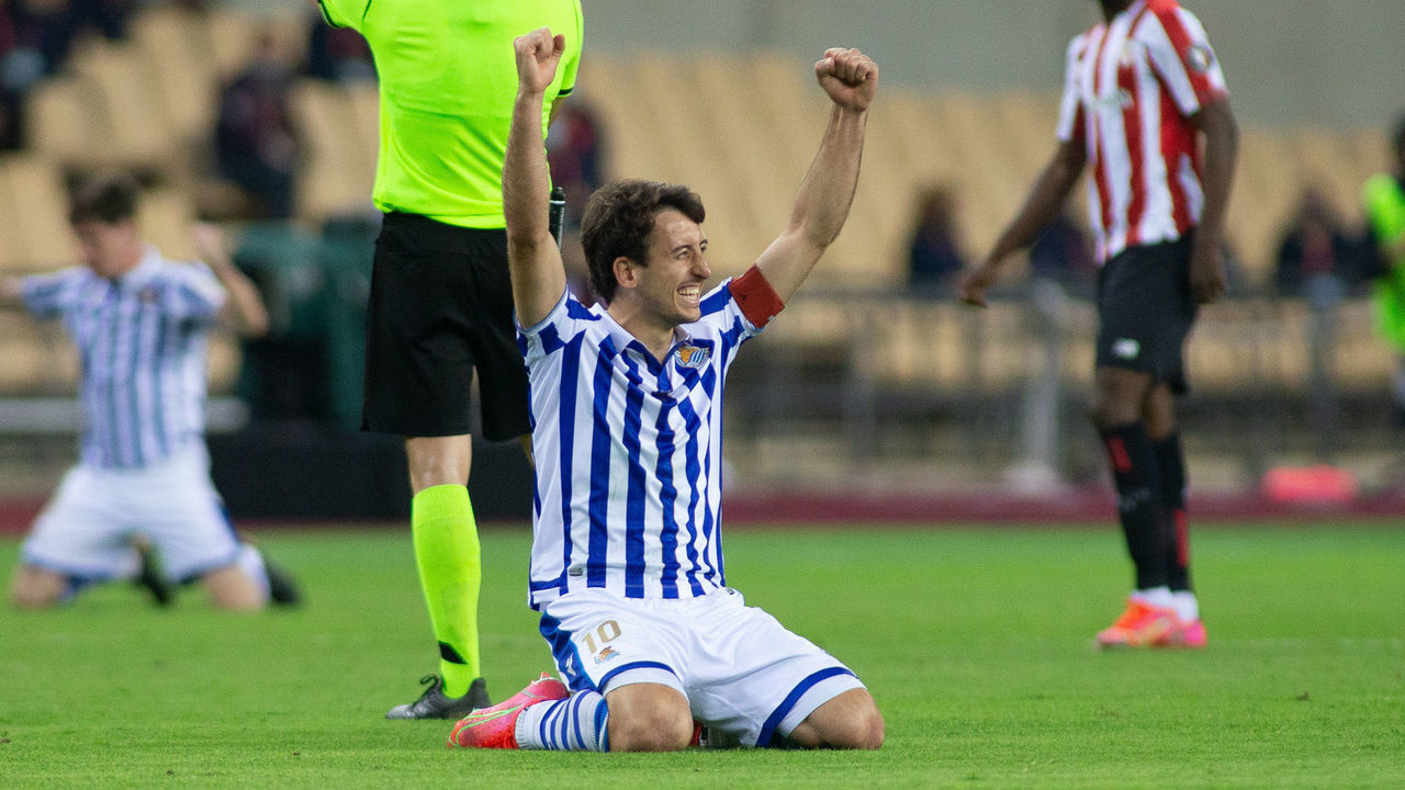 SEVILLA, SPAIN - APRIL 03: Mikel Oyarzabal of Real Sociedad celebrates the victory after winning the spanish football cup, Copa Del Rey Final match, played between Athletic Club de Bilbao and Real Sociedad at Estadio de La Cartuja on April 03, 2021 in Sevilla, Spain.