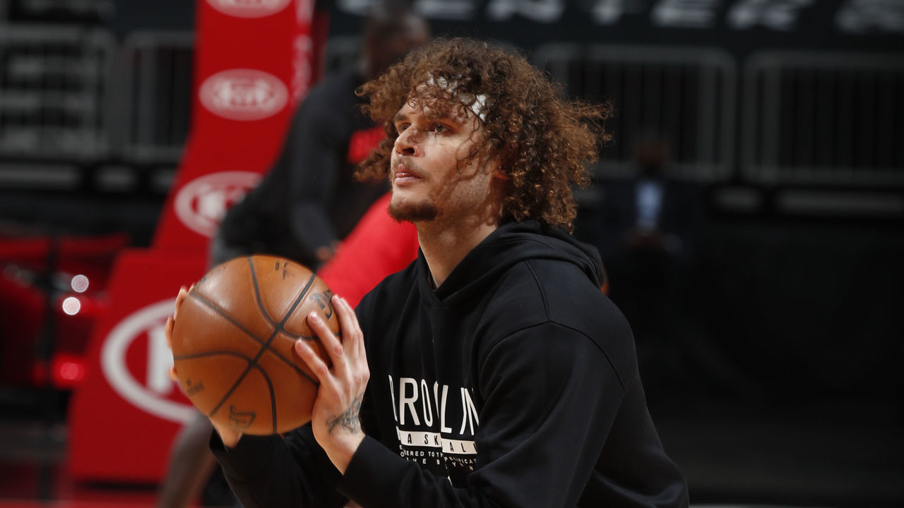 CHICAGO, IL - APRIL 4: Tyler Johnson #10 of the Brooklyn Nets warms up before the game against the Chicago Bulls on April 4, 2021 at United Center in Chicago, Illinois. Mandatory Copyright Notice: Copyright 2021 NBAE