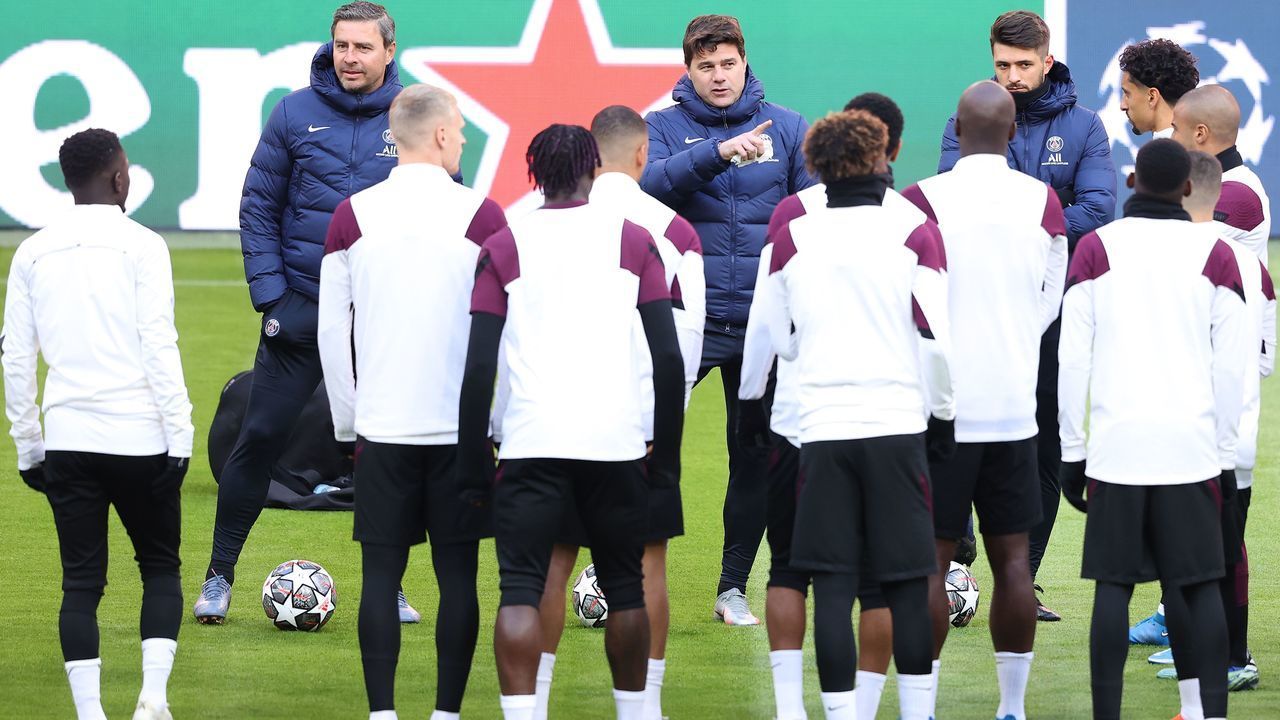 MUNICH, GERMANY - APRIL 06: Mauricio Pochettino, head coach of Paris talks to his players during a PSG Paris Saint-Germain training session ahead of the UEFA Champions League Quarter Final match against FC Bayern Munich at Allianz Arena on April 06, 2021 in Munich, Germany.