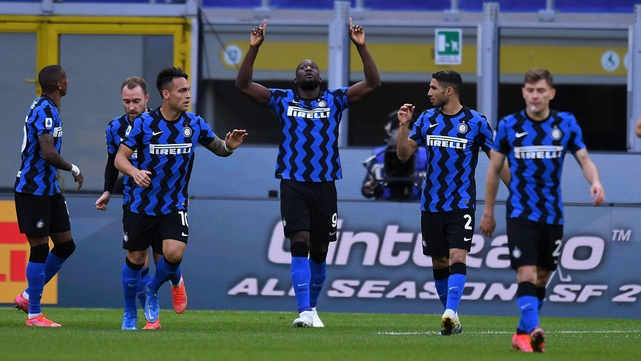 MILAN, ITALY - APRIL 07: Romelu Lukaku of FC Internazionale celebrates after scoring the opening goal during the Serie A match between FC Internazionale and US Sassuolo at Stadio Giuseppe Meazza on April 07, 2021 in Milan, Italy.
