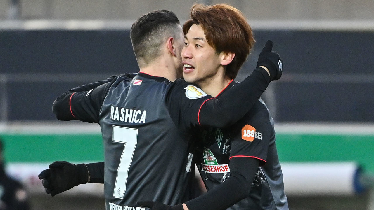 07 April 2021, Bavaria, Regensburg: Football: DFB Cup, Jahn Regensburg - Werder Bremen, quarter-final at Jahnstadion Regensburg. Bremen's goal scorer Yuya Osako celebrates with Milot Rashica (l) after scoring the 0:1 goal. IMPORTANT NOTE: In accordance with the regulations of the DFL Deutsche Fußball Liga and the DFB Deutscher Fußball-Bund, it is prohibited to use or have used photographs taken in the stadium and/or of the match in the form of sequence pictures and/or video-like photo series. Photo: Armin Weigel/dpa
