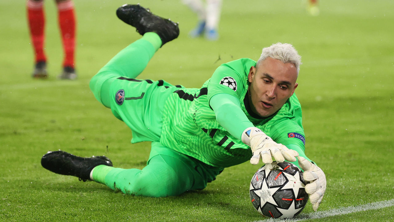 MUNICH, GERMANY - APRIL 07: Keylor Navas of Paris Saint-Germain stretches to keep the ball in play during the UEFA Champions League Quarter Final match between FC Bayern Munich and Paris Saint-Germain at Allianz Arena on April 07, 2021 in Munich, Germany. Sporting stadiums around Germany remain under strict restrictions due to the Coronavirus Pandemic as Government social distancing laws prohibit fans inside venues resulting in games being played behind closed doors.