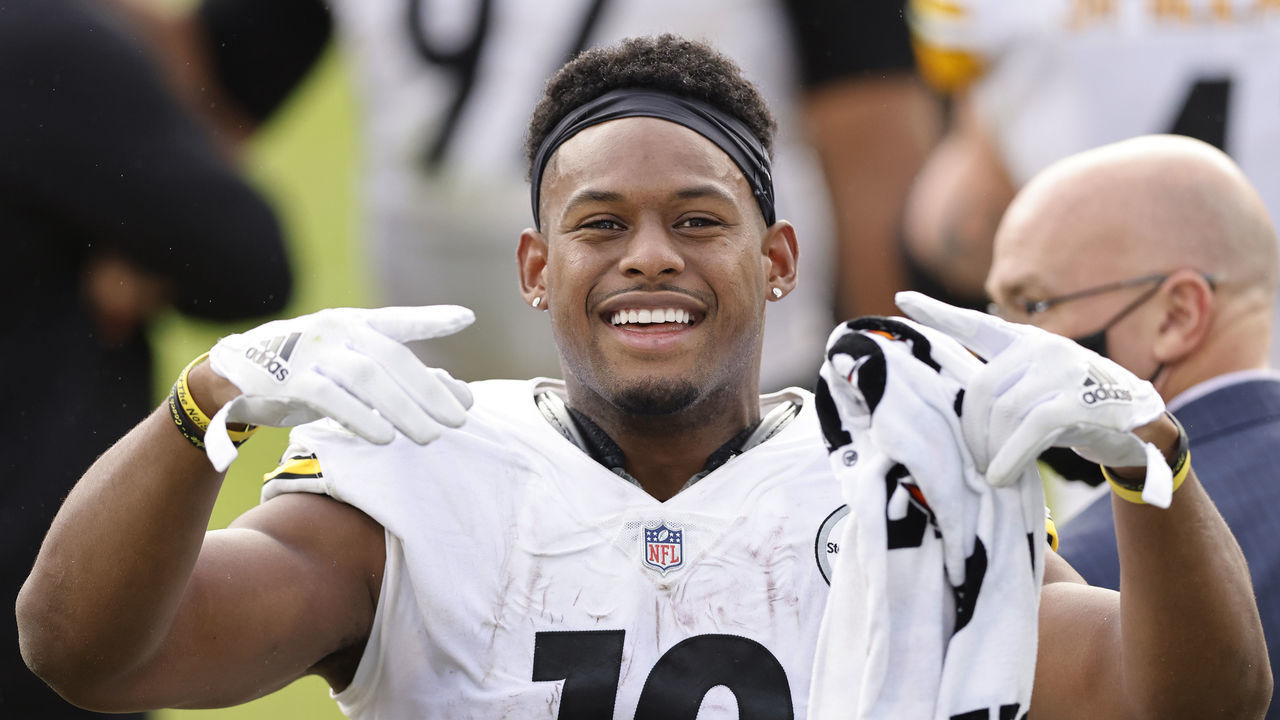 JACKSONVILLE, FLORIDA - NOVEMBER 22: JuJu Smith-Schuster #19 of the Pittsburgh Steelers reacts against the Jacksonville Jaguars at TIAA Bank Field on November 22, 2020 in Jacksonville, Florida.