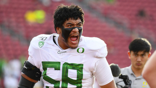 LOS ANGELES, CA - NOVEMBER 02: Oregon Ducks offensive line Penei Sewell (58) looks on before a college football game between the Oregon Ducks and the USC Trojans on November 2, 2019, at Los Angeles Memorial Coliseum in Los Angeles, CA.