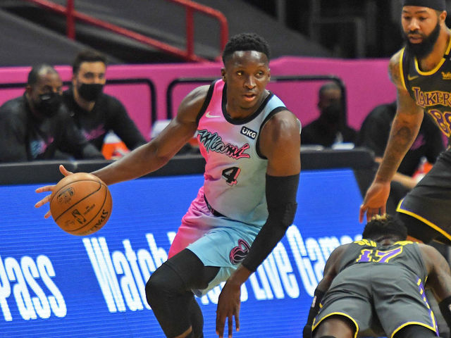 Oladipo Exits Late Vs Lakers With Apparent Knee Injury Thescore Com