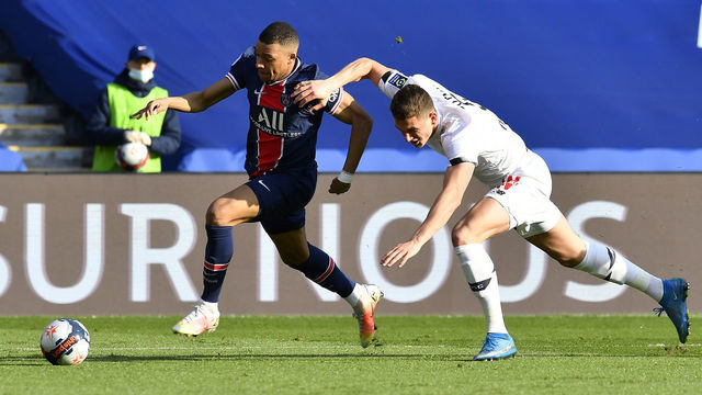 PARIS, FRANCE - APRIL 03: Kylian Mbappe of Paris Saint-Germain and Sven Botman of Lille OSC fight for the ball during the Ligue 1 match between Paris Saint-Germain and Lille OSC at Parc des Princes on April 03, 2021 in Paris, France.