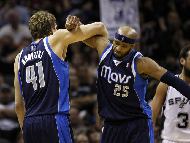 Mavericks brush past sloppy Spurs in Game 2 to even series
