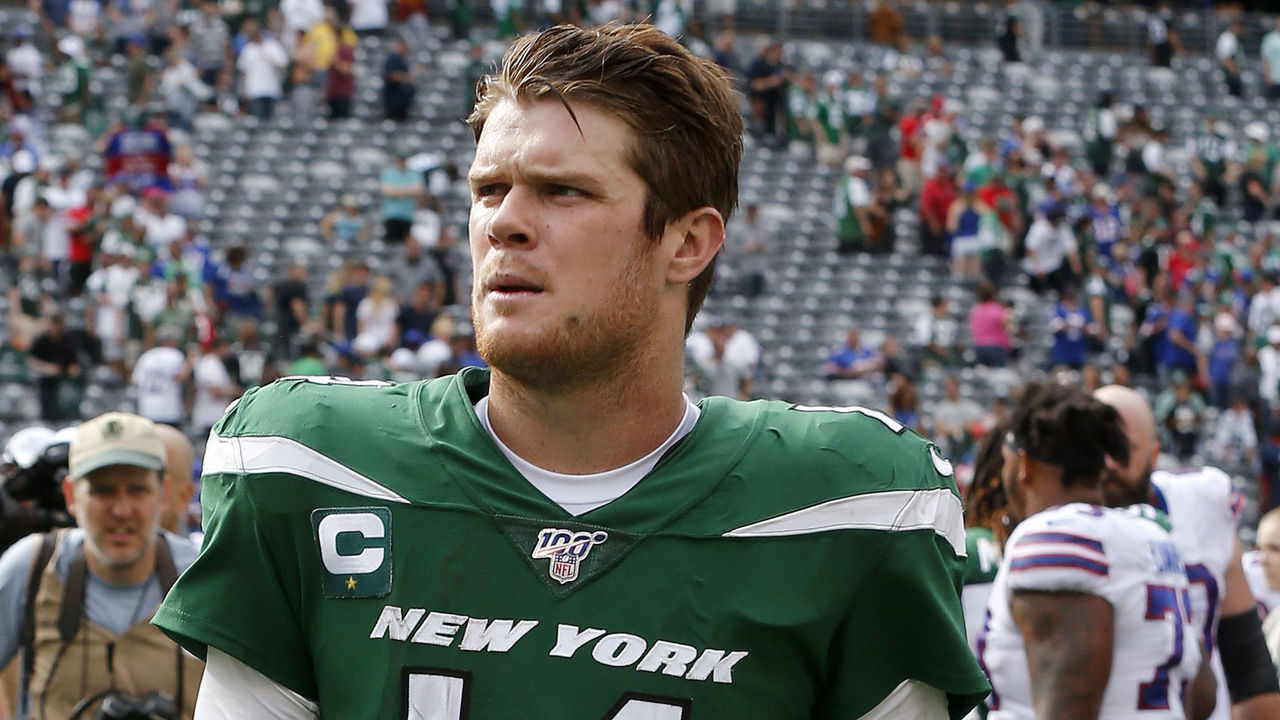EAST RUTHERFORD, NEW JERSEY - SEPTEMBER 08: (NEW YORK DAILIES OUT) Sam Darnold #14 of the New York Jets walks off the field after a game against the Buffalo Bills at MetLife Stadium on September 08, 2019 in East Rutherford, New Jersey. The Bills defeated the Jets 17-16.