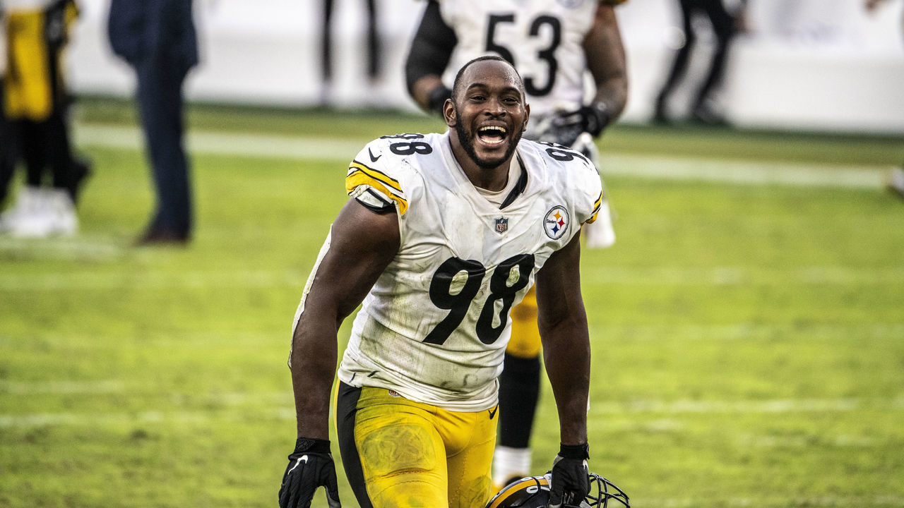 BALTIMORE, MD - NOVEMBER 01: Vince Williams #98 of the Pittsburgh Steelers reacts after beating the Baltimore Ravens at M&T Bank Stadium on November 1, 2020 in Baltimore, Maryland.