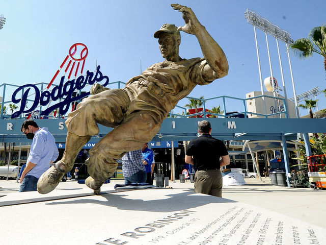 MLB: Jackie Robinson gets statue at Dodger Stadium