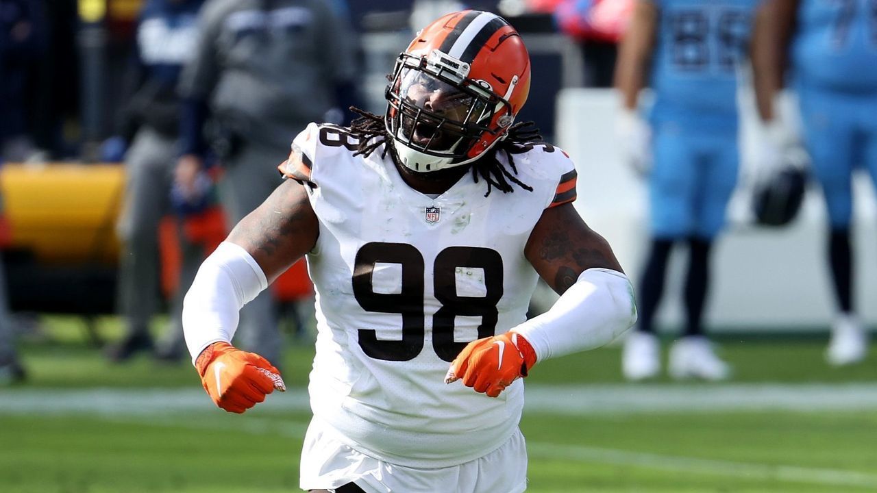 NASHVILLE, TENNESSEE - DECEMBER 06: Sheldon Richardson #98 of the Cleveland Browns against the Tennessee Titans at Nissan Stadium on December 06, 2020 in Nashville, Tennessee.