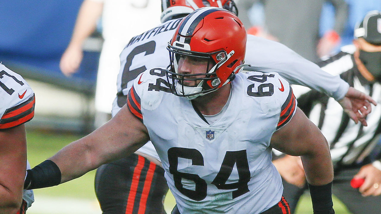 NASHVILLE, TENNESSEE - DECEMBER 06: JC Tretter #64 of the Cleveland Browns plays against the Tennessee Titans at Nissan Stadium on December 06, 2020 in Nashville, Tennessee.