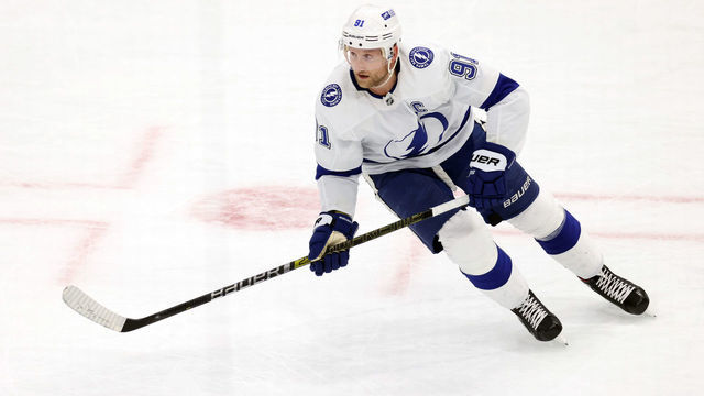 CHICAGO, IL - MARCH 04: Tampa Bay Lightning center Steven Stamkos (91) skates in action during a game between the Chicago Blackhawks and the Tampa Bay Lightning on March 4, 2021, at the United Center, in Chicago, Illinois.