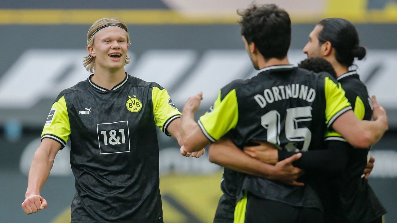 Dortmund's players including Norwegian forward Erling Braut Haaland (L) celebrate the 4-1 goal during the German first division Bundesliga football match between Borussia Dortmund and SV Werder Bremen in Dortmund, western Germany, on April 18, 2021. - DFL REGULATIONS PROHIBIT ANY USE OF PHOTOGRAPHS AS IMAGE SEQUENCES AND/OR QUASI-VIDEO