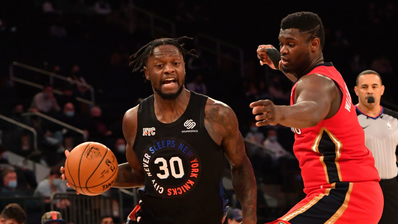 NEW YORK, NY - APRIL 18: Julius Randle #30 of the New York Knicks handles the bal against Zion Williamson #1 of the New Orleans Pelicans on April 18, 2021 at Madison Square Garden in New York City, New York. NOTE TO USER: User expressly acknowledges and agrees that, by downloading and/or using this Photograph, user is consenting to the terms and conditions of the Getty Images License Agreement. Mandatory Copyright Notice: Copyright 2021 NBAE