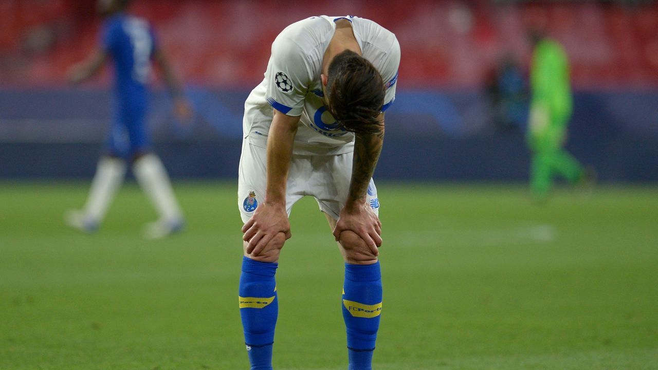 TOPSHOT - FC Porto's Colombian midfielder Mateus Uribe reacts after the UEFA Champions League quarter final second leg football match between Chelsea and Porto at the Ramon Sanchez Pizjuan stadium in Seville on April 13, 2021.