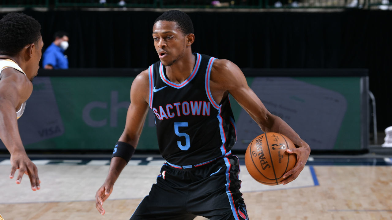 DALLAS, TX - APRIL 18: De'Aaron Fox #5 of the Sacramento Kings dribbles the ball during the game against the Dallas Mavericks on April 18, 2021 at the American Airlines Center in Dallas, Texas. Mandatory Copyright Notice: Copyright 2021 NBAE