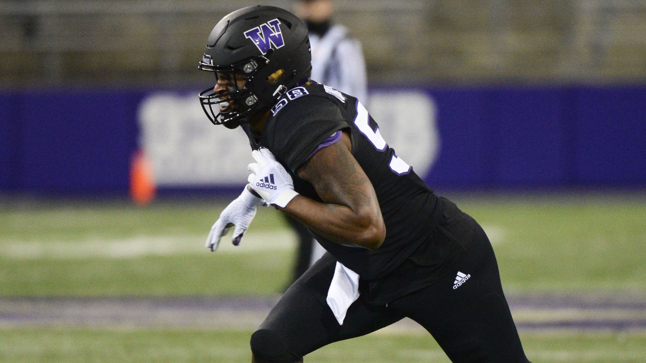 SEATTLE, WA - NOVEMBER 21: Washington Huskies linebacker Zion Tupuola-Fetui (58) in action during a PAC12 football game between the Arizona Wildcats and the Washington Huskies on November 21, 2020, at Husky Stadium in Seattle, WA.