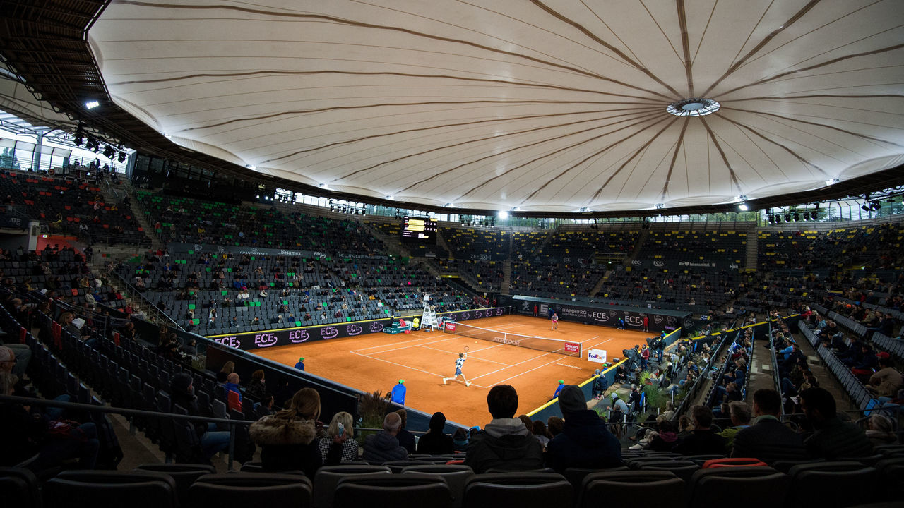 27 September 2020, Hamburg: Tennis ATP Tour - Hamburg European Open, singles, men, final in the stadium at Rothenbaum. Rublyov (Russia) - Tsitsipas (Greece). View of the court with closed roof. Andrej Rubljow (in front) defeated the number two seeded Stefanos Tsitsipas 6-4, 3-6, 7-5 in the final. Photo: Daniel Bockwoldt/dpa