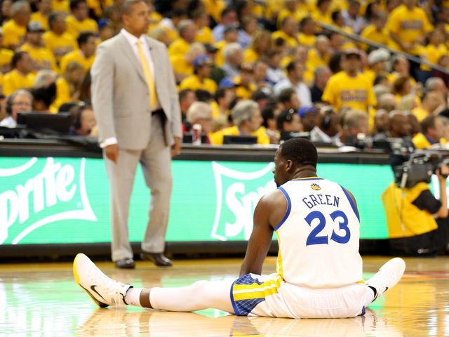 VIDEO: Draymond Green pins Trevor Ariza on the floor