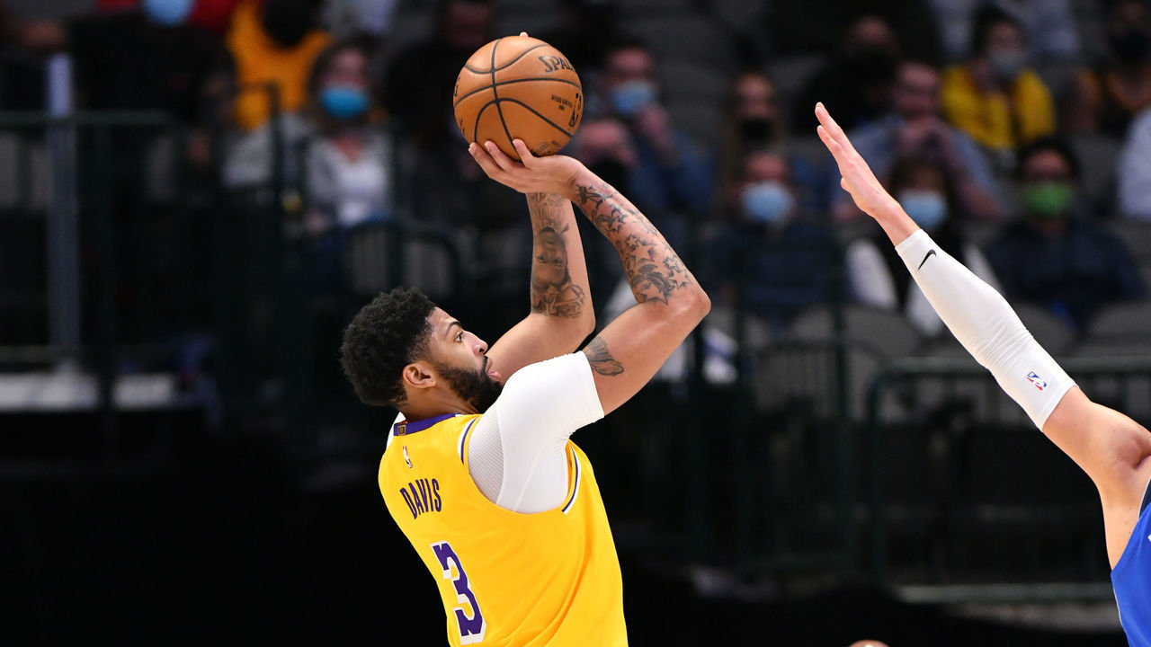 DALLAS, TX - APRIL 22: Anthony Davis #3 of the Los Angeles Lakers shoots the ball against the Dallas Mavericks on April 22, 2021 at the American Airlines Center in Dallas, Texas. Mandatory Copyright Notice: Copyright 2021 NBAE