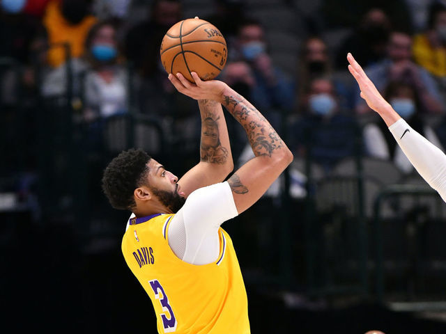 Anthony Davis returns to Lakers lineup vs. Mavs on minutes restriction