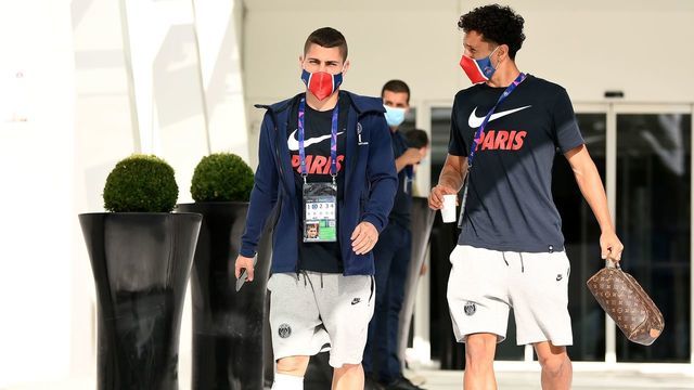 Paris Saint-Germain's Italian midfielder Marco Verratti (L) and Paris Saint-Germain's Brazilian defender Marquinhos leave their hotel to attend a training session in Lisbon on August 17, 2020 on the eve of the UEFA Champions League semi final football match between Paris Saint-Germain and Leipzig.