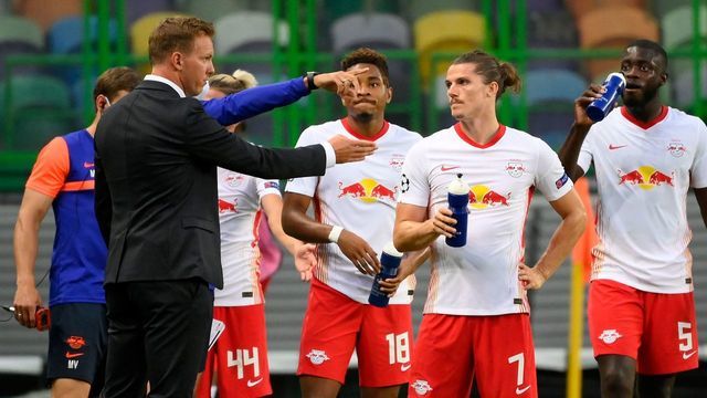 Leipzig's German headcoach Julian Nagelsmann talks to his players during the UEFA Champions League quarter-final football match between Leipzig and Atletico Madrid at the Jose Alvalade stadium in Lisbon on August 13, 2020.