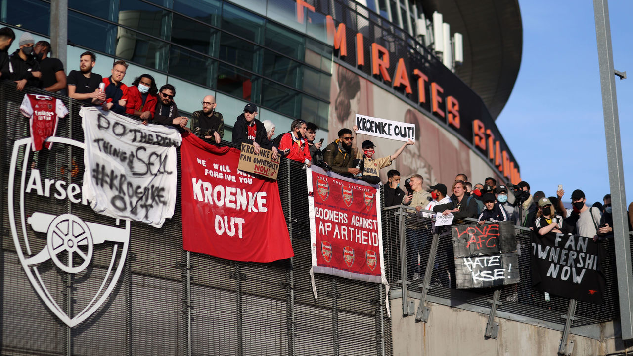 LONDON, ENGLAND - APRIL 23: Arsenal fans protest for Kroenke Out at The Emirates ahead of the Premier League match between Arsenal and Everton at Emirates Stadium on April 23, 2021 in London, United Kingdom. Sporting stadiums around the UK remain under strict restrictions due to the Coronavirus Pandemic as Government social distancing laws prohibit fans inside venues resulting in games being played behind closed doors.
