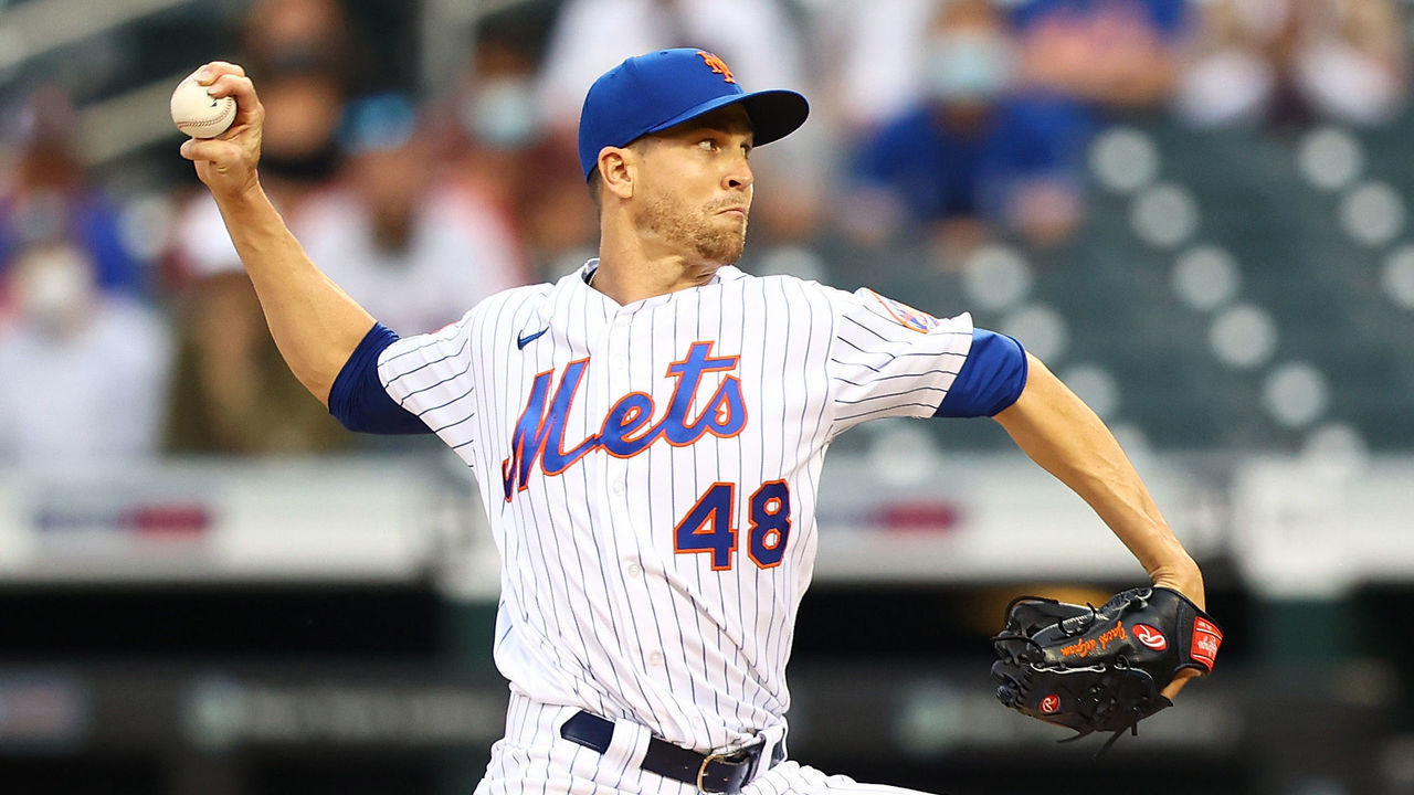 NEW YORK, NEW YORK - APRIL 28: Jacob deGrom #48 of the New York Mets pitches in the first inning against the Boston Red Sox at Citi Field on April 28, 2021 in New York City.