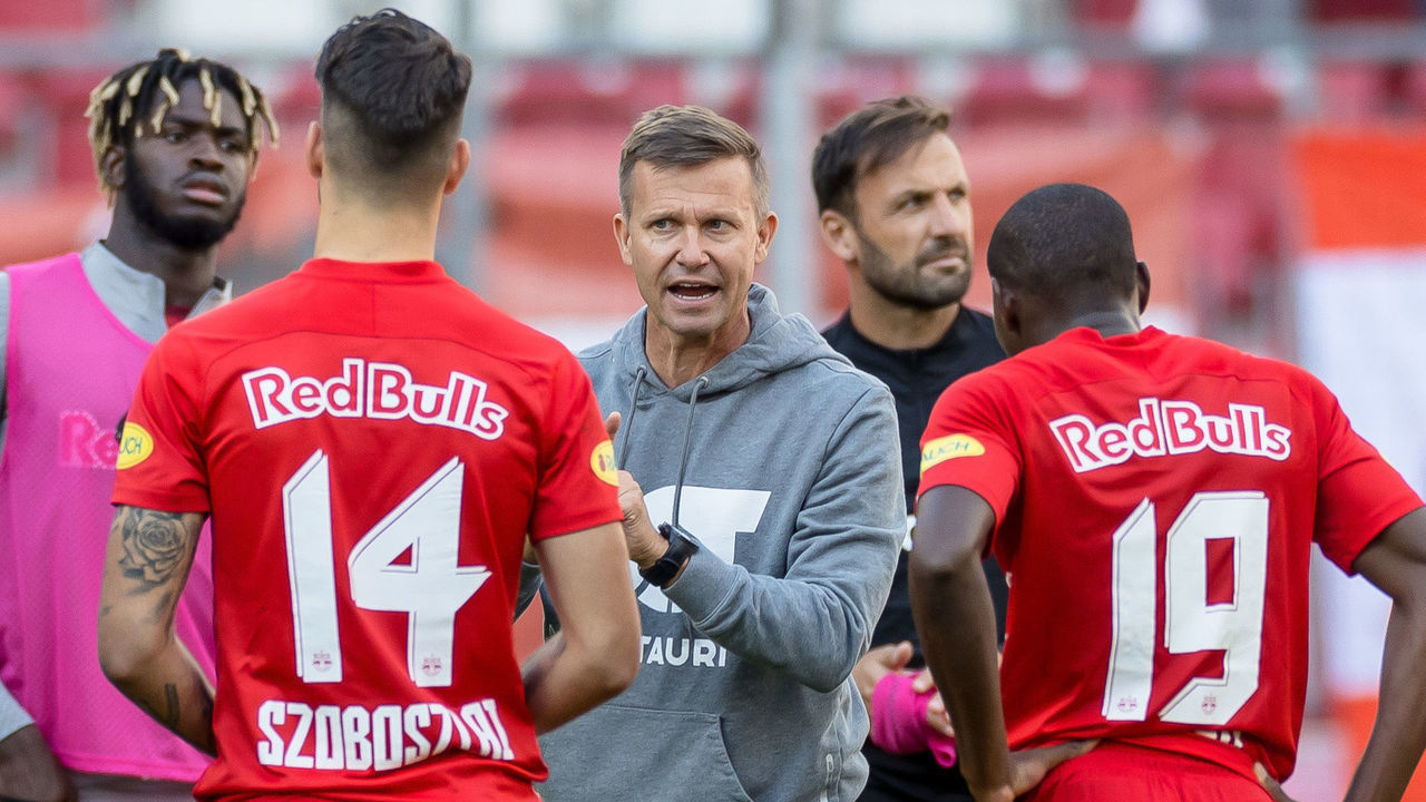 SALZBURG, AUSTRIA - OCTOBER 04: (BILD ZEITUNG OUT) head coach Jesse Marsch of Red Bull Salzburg speaks to the team after the game during the tipico Bundesliga match between FC Red Bull Salzburg and TSV Prolactal Hartberg at Red Bull Arena on October 4, 2020 in Salzburg, Austria.