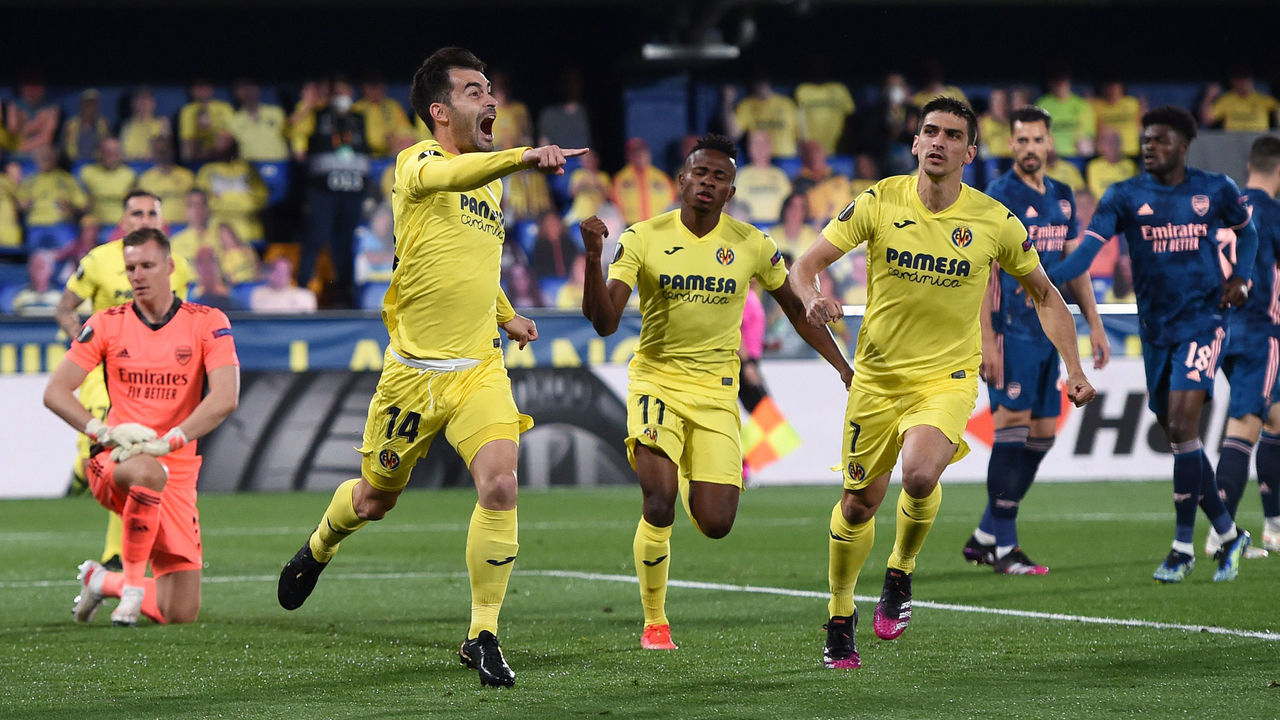 VILLARREAL, SPAIN - APRIL 29: (L-R) Manu Trigueros of Villarreal celebrates with teammates Samuel Chukwueze and Gerard Moreno after scoring their team's first goal during the UEFA Europa League Semi-final First Leg match between Villareal CF and Arsenal at Estadio de la Ceramica on April 29, 2021 in Villarreal, Spain. Sporting stadiums around Europe remain under strict restrictions due to the Coronavirus Pandemic as Government social distancing laws prohibit fans inside venues resulting in games being played behind closed doors.