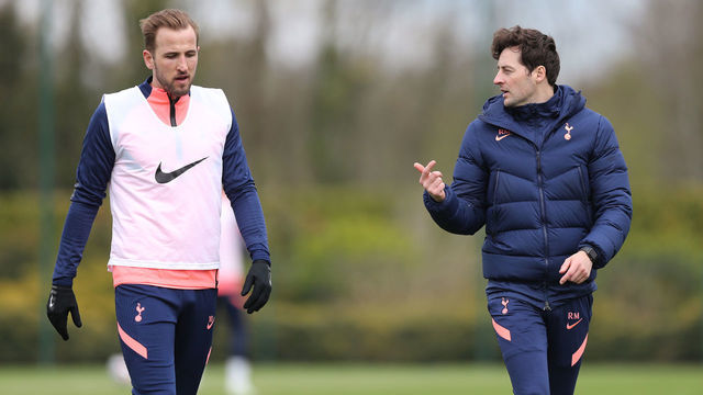 ENFIELD, ENGLAND - APRIL 29: Tottenham Hotspur interim manager Ryan Mason talks to Harry Kane during the Tottenham Hotspur training session an Tottenham Hotspur Training Centre on April 29, 2021 in Enfield, England.