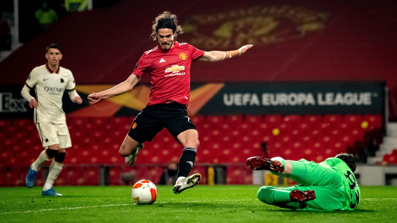 MANCHESTER, ENGLAND - APRIL 29: Edinson Cavani of Manchester United scores a goal to make the score 3-2 during the UEFA Europa League Semi-final First Leg match between Manchester United and AS Roma at Old Trafford on April 29, 2021 in Manchester, United Kingdom. Sporting stadiums around Europe remain under strict restrictions due to the Coronavirus Pandemic as Government social distancing laws prohibit fans inside venues resulting in games being played behind closed doors.