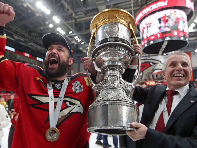 MOSCOW REGION, RUSSIA - APRIL 28, 2021: Avangard's Ilya Kovalchuk (L) and head coach Bob Hartley hold the Gagarin Cup after their victory in Leg 6 of the 2020/21 KHL Gagarin Cup Final playoff tie between Avangard Omsk and CSKA Moscow at Balashikha Arena. Sergei Savostyanov/TASS