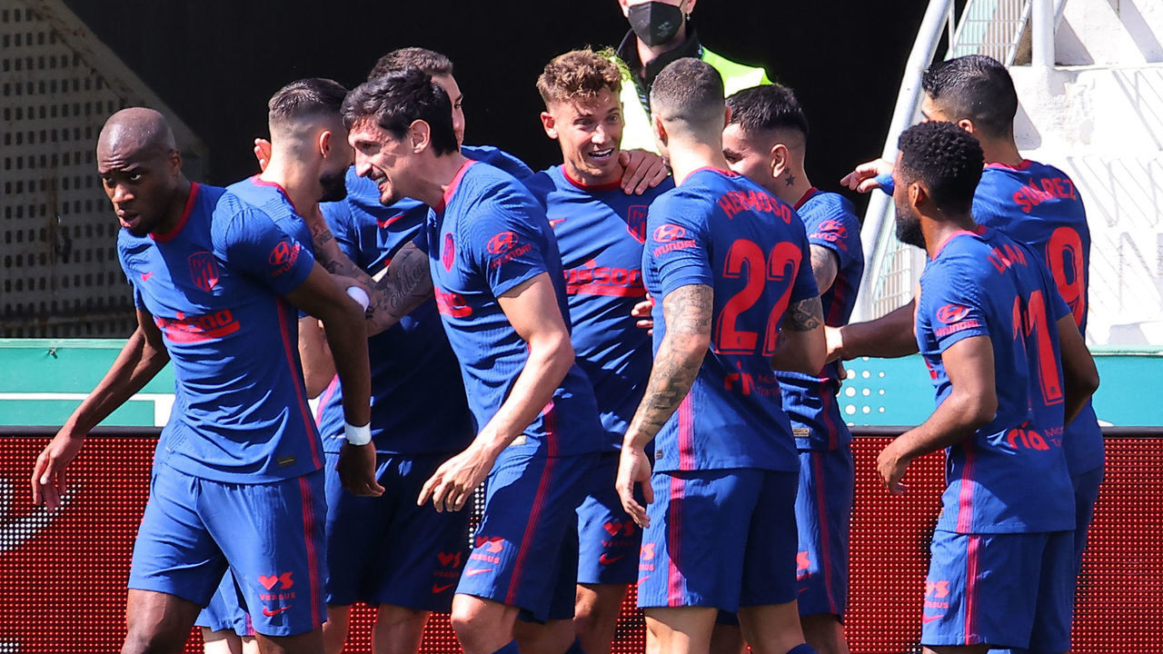 Atletico Madrid's Spanish midfielder Marcos Llorente (C) celebrates his goal with teammates during the Spanish League football match between Elche and Atletico Madrid at the Manuel Martinez Valero stadium in Elche on May 1, 2021.