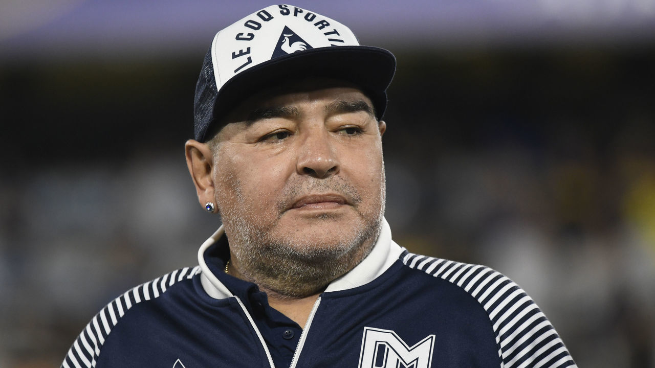 BUENOS AIRES, ARGENTINA - MARCH 07: Diego Armando Maradona (C) Head Coach of Gimnasia y Esgrima looks on prior to a match between Boca Juniors and Gimnasia y Esgrima La Plata as part of Superliga 2019/20 at Alberto J. Armando Stadium on March 7, 2020 in Buenos Aires, Argentina.
