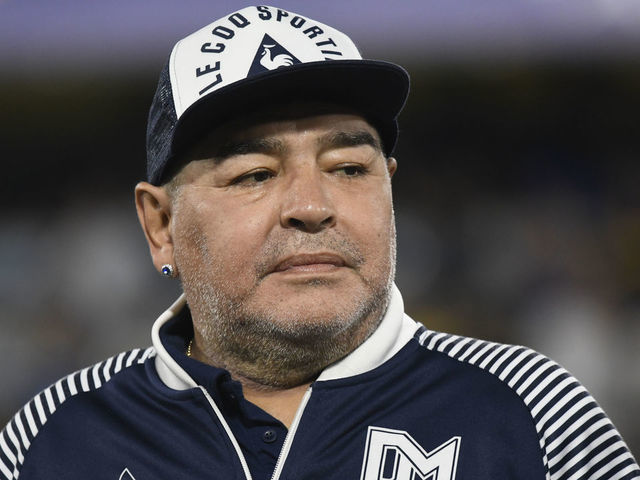 BUENOS AIRES, ARGENTINA - MARCH 07: Diego Armando Maradona (C) Head Coach of Gimnasia y Esgrima looks on prior to a match between Boca Juniors and Gimnasia y Esgrima La Plata as part of Superliga 2019/20 at Alberto J. Armando Stadium on March 7, 2020 in Buenos Aires, Argentina.