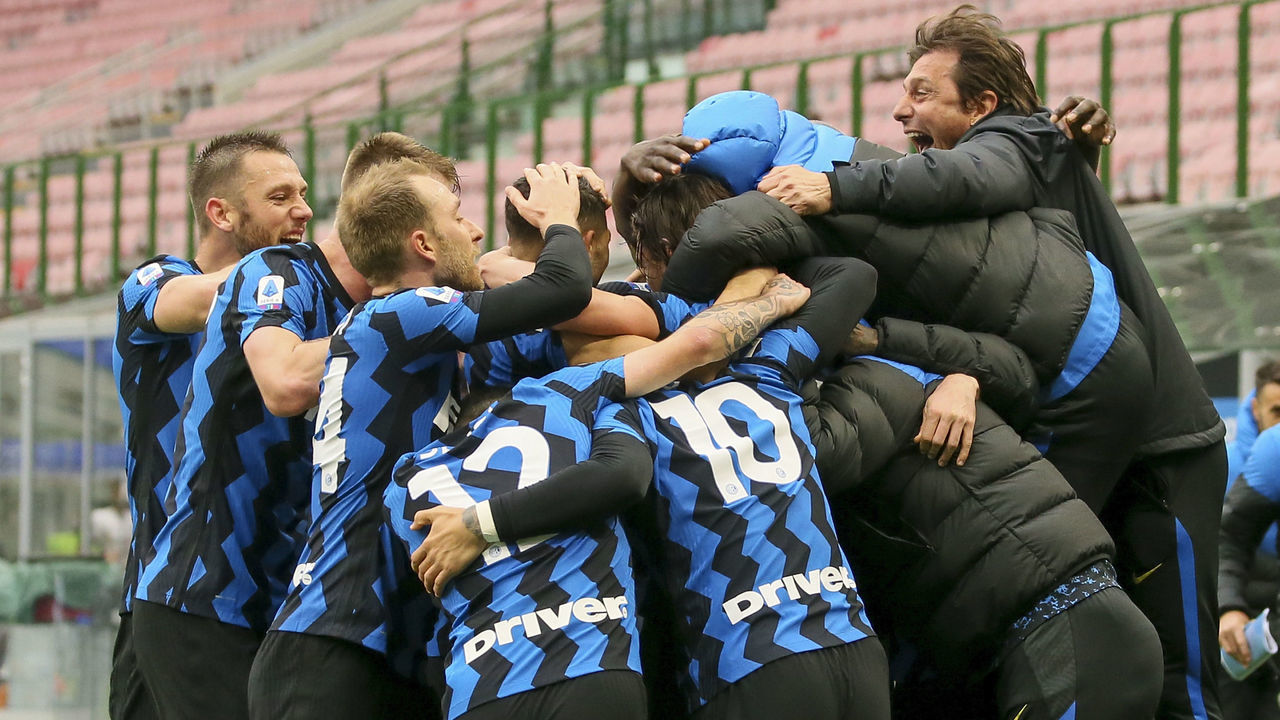 Antonio Conte head coach of FC Internazionale celebrates with team-mates during the Serie A match between FC Internazionale and Cagliari Calcio at Stadio Giuseppe Meazza on April 11, 2021 in Milan, Italy. Sporting stadiums around Italy remain under strict restrictions due to the Coronavirus Pandemic as Government social distancing laws prohibit fans inside venues resulting in games being played behind closed doors.