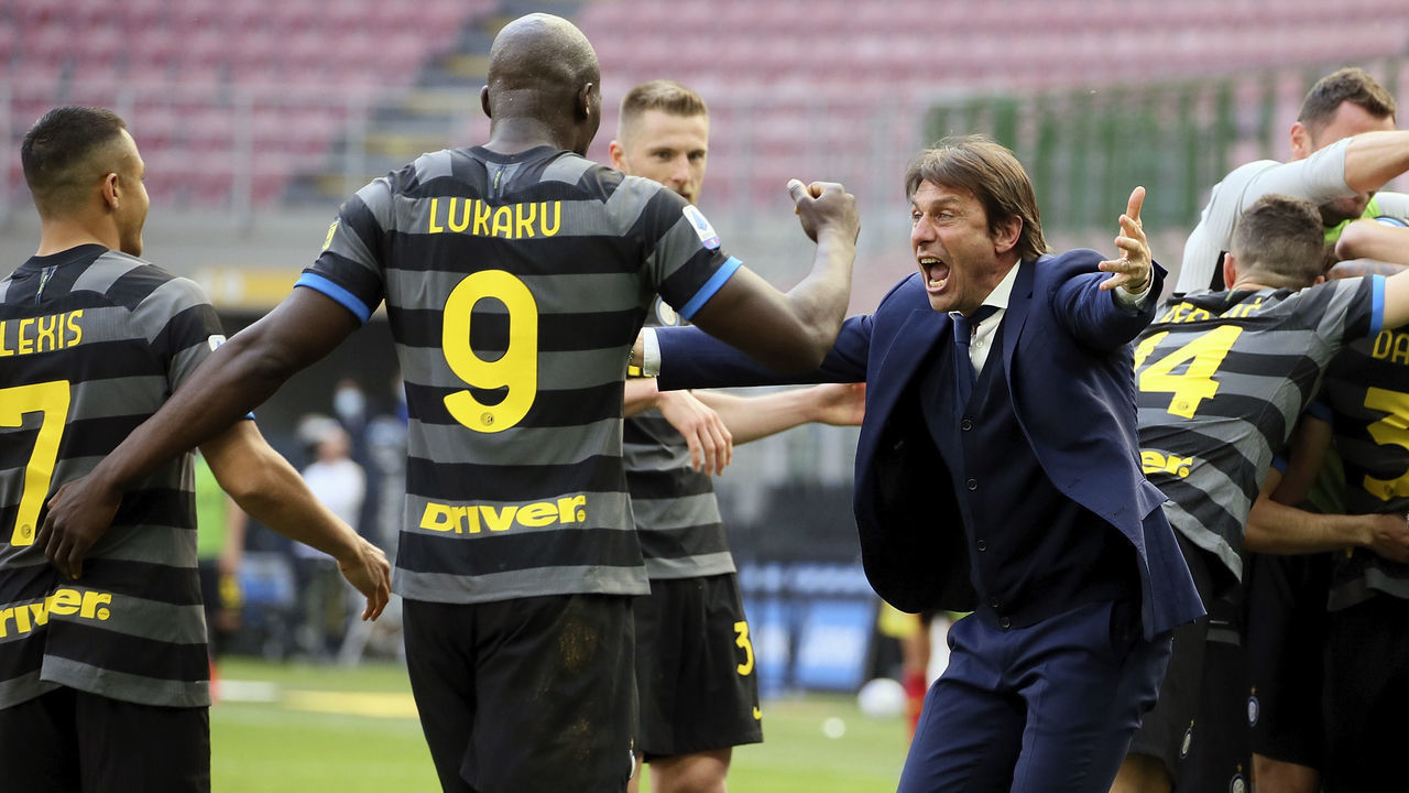 Antonio Conte head coach of FC Internazionale celebrates with Romelu Lukaku and Alexis Sanchez the goal during the Serie A match between FC Internazionale and Hellas Verona FC at Stadio Giuseppe Meazza on April 25, 2021 in Milan, Italy. Sporting stadiums around Italy remain under strict restrictions due to the Coronavirus Pandemic as Government social distancing laws prohibit fans inside venues resulting in games being played behind closed doors.
