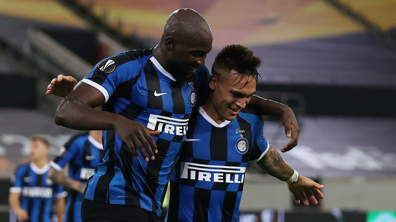 TOPSHOT - Inter Milan's Belgian forward Romelu Lukaku celebrates scoring the 4-0 goal with his team-mate Inter Milan's Argentinian forward Lautaro Martinez during the UEFA Europa League semi-final football match Inter Milan v Shakhtar Donetsk on August 17, 2020 in Duesseldorf, western Germany.