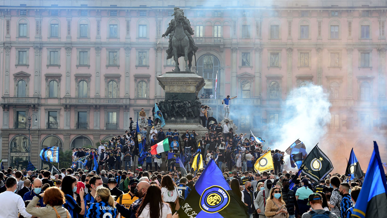 Penggemar Inter merayakan di Milan setelah memenangkan gelar Liga Italia