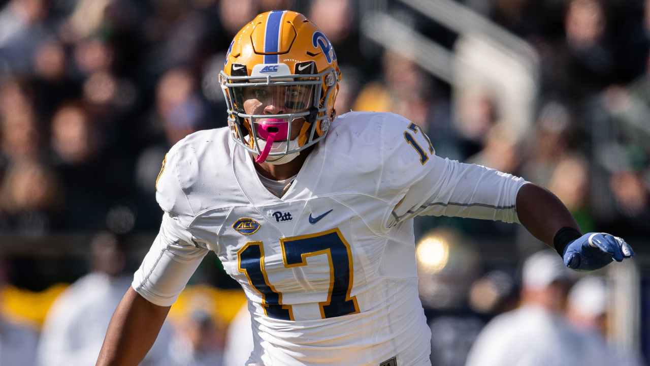 SOUTH BEND, IN - OCTOBER 13: Pittsburgh Panthers defensive lineman Rashad Weaver (17) rushes into the offensive backfield during the college football game between the Notre Dame Fighting Irish and Pittsburgh Panthers on October 13, 2018, at Notre Dame Stadium in South Bend, IN.