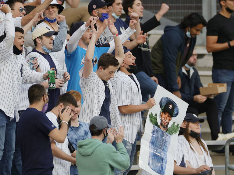 New York Yankees fans bring inflatable trash cans, costumes and more in  first chance to boo Houston Astros - ESPN